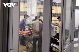 Cơ quan chức năng khám nghiệm pháp y điều tra, làm rõ nguyên nhân vụ việc. (Nguồn: VOV)