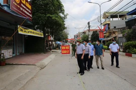 Chủ tịch UBND tỉnh Lạng Sơn Hồ Tiến Thiệu kiểm tra khu vực phong tỏa tại thị trấn Thất Khê, huyện Tràng Định. (Ảnh: Quang Duy/TTXVN)