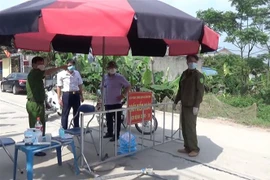 Chốt kiểm tra tại huyện Khoái Châu, Hưng Yên. (Ảnh: Đinh Tuấn/TTXVN)