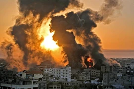 Khói lửa bốc lên sau loạt không kích của Israel xuống thị trấn Khan Yunis ở Dải Gaza ngày 12/5/2021. (Ảnh: AFP/TTXVN)