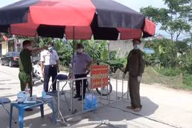 Chốt kiểm tra tại huyện Khoái Châu, Hưng Yên. (Ảnh: Đinh Tuấn/TTXVN)