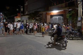 Người dân xã Mão Điền, huyện Thuận Thành được lấy mẫu xét nghiệm SARS-CoV-2 ngay trong đêm 7/5. (Ảnh: Thanh Thương/TTXVN)