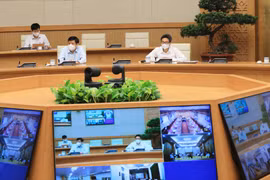 Phó Thủ tướng Vũ Đức Đam và Bộ trưởng Bộ Y tế Nguyễn Thanh Long họp trực tuyến với lãnh đạo Bệnh viện K và Bệnh viện Bệnh nhiệt đới Trung ương. (Ảnh: Lâm Khánh/TTXVN)