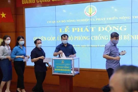 Cán bộ, công chức, viên chức, người lao động Cơ quan Bộ Nông nghiệp và Phát triển Nông thôn quyên góp ủng hộ phòng, chống dịch COVID-19. (Ảnh: Vũ Sinh/TTXVN)