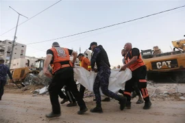 Chuyển nạn nhân bị thương sau loạt không kích của Israel tại Beit Lahia, Dải Gaza, ngày 13/5/2021. (Ảnh: THX/ TTXVN)