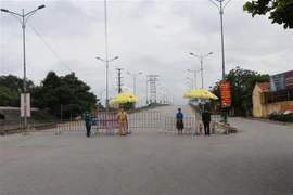 Chốt kiểm soát dịch bệnh COVID-19 tại cầu Như Nguyệt ngăn giữa phường Đáp Cầu, thành phố Bắc Ninh và huyện Việt Yên, tỉnh Bắc Giang. (Ảnh: Thái Hùng/TTXVN)
