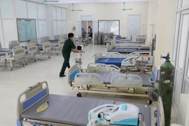 Các chiến sỹ Trung đoàn bộ binh 2, Sư đoàn bộ binh 3, Quân khu 1, khẩn trương lắp đặt trang thiết bị. (Ảnh: Danh Lam/TTXVN)