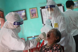 Lấy mẫu xét nghiệm người dân, người lao động thường trú và tạm trú tại tổ dân phố My Điền 1, thị trấn Nếnh, Bắc Giang. (Ảnh: Danh Lam/TTXVN)