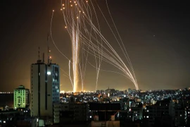 Rocket được phóng từ Dải Gaza về phía thành phố Tel Aviv, Israel, ngày 11/5/2021. (Ảnh: AFP/TTXVN)