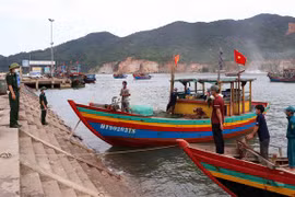 Đồn biên phòng Cửa Sót tuyên truyền bầu cử và phòng chống dịch, bệnh COVID-19 tại cảng cá Thạch Kim, huyện Lộc Hà. (Ảnh: Công Tường-TTXVN)