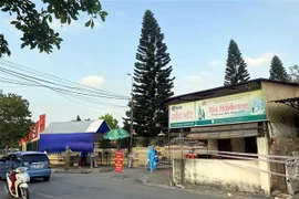Khoanh vùng, xử lý khử khuẩn tại nơi có ca mắc COVID-19 từng bán hàng ăn sáng, phường Trần Phú, thành phố Hải Dương. (Ảnh: Mạnh Tú/TTXVN)