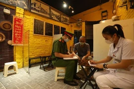 Ký cam kết thực hiện đúng theo công điện 06 của Chủ tịch UBND Thành phố Hà Nội. (Ảnh: Minh Quyết/TTXVN)