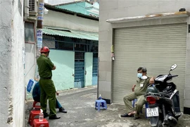 Lực lượng chức năng chốt chặm tại hẻm 456 Nguyễn Văn Công (phường 3, quận Gò Vấp, Tp. Hồ Chí Minh) nơi có điểm sinh hoạt của giáo phái truyền giáo Phục Hưng. (Ảnh: Hồng Giang/TTXVN)