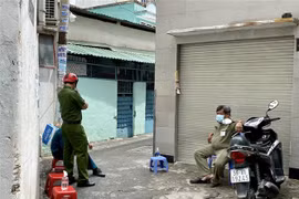 Lực lượng chức năng chốt chặm tại hẻm 456 Nguyễn Văn Công (phường 3, quận Gò Vấp, Tp. Hồ Chí Minh) nơi có điểm sinh hoạt của giáo phái truyền giáo Phục Hưng. (Ảnh: Hồng Giang/TTXVN)