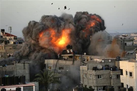 Khói lửa bốc lên sau cuộc oanh kích của Isarel xuống Dải Gaza ngày 16/5/2021. (Ảnh: AFP/TTXVN)