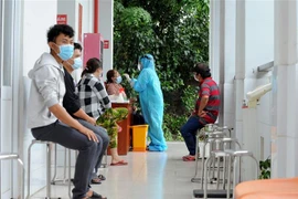 Các nhân viên y tế, bệnh nhân điều trị tại cơ sở y tế trên địa bàn tỉnh Long An được lấy mẫu xét nghiệm SARS-CoV-2. (Ảnh: Bùi Giang/TTXVN)