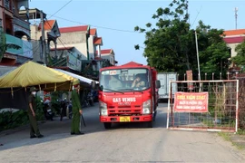 Lực lượng chức năng chốt chặn các lối ra vào tại xã Mão Điền, huyện Thuận Thành, tỉnh Bắc Ninh. (Ảnh: Đinh Văn Nhiều/TTXVN)
