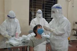 Lực lượng y, bác sĩ lấy mẫu xét nghiệm SARS-CoV-2 cho người dân tại xã Mão Điền, huyện Thuận Thành, tỉnh Bắc Ninh. (Ảnh: Thanh Thương/TTXVN)