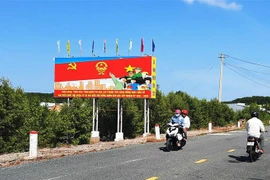 Không khí về ngày bầu cử được huyện Ngọc Hiển, Cà Mau truyền tải đến nhiều người dân bằng các hình thức khác nhau. (Ảnh: Huỳnh Anh/TTXVN)