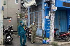 Lực lượng chức năng chốt chặm tại hẻm 456 Nguyễn Văn Công (phường 3, quận Gò Vấp, Tp. Hồ Chí Minh) nơi có điểm sinh hoạt của giáo phái truyền giáo Phục Hưng. (Ảnh: Hồng Giang/TTXVN)