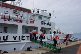 Lực lượng kiểm ngư đưa thùng phiếu của 20 khu vực bỏ phiếu sớm của huyện Trường Sa vào ngày 16/5 vừa qua vào bàn giao cho Ủy ban bầu cử huyện Trường Sa. (Ảnh: TTXVN phát)