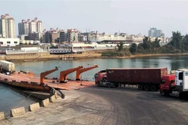 Phương tiện vận tải xuất nhập khẩu hàng hóa tai cầu phao Km3+4 Hải Yên. (Ảnh: TTXVN phát)