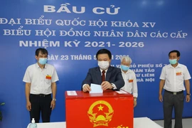 Giám đốc Học viện Chính trị quốc gia Hồ Chí Minh Nguyễn Xuân Thắng bỏ phiếu tại quận Bắc Từ Liêm, Hà Nội. (Ảnh: Nguyễn Điệp/TTXVN)