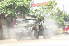 Lực lượng quân đội phun khử khuẩn tại thị xã Mỹ Hào, Hưng Yên. (Ảnh: Đinh Tuấn/TTXVN)