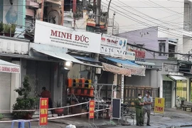 Cơ quan chức năng phong tỏa một số hộ dân thuộc khu phố 3, phường 2, thành phố Tân An - nơi cư trú của bệnh nhân COVID-19. (Ảnh: Thanh Bình/TTXVN)