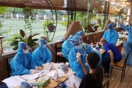 Nhân viên Phòng khám Đa khoa Medlatec lấy mẫu bệnh phẩm xét nghiệm COVID-19 cho người dân tại khu Đô thị Đồng Sơn, thành phố Phúc Yên, tỉnh Vĩnh Phúc. (Ảnh: Hoàng Hùng/TTXVN)