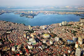 Hồ Tây (quận Tây Hồ) là hồ nước tự nhiên lớn nhất ở nội thành, diện tích chừng 500 ha, nhìn từ góc độ này hồ Tây giống như lá phổi lớn mang lại bầu không khí trong sạch cho Thủ đô. (Ảnh: Thành Đạt/TTXVN)