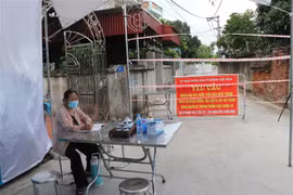 Khoanh vùng, xử lý dịch tại nơi ở của một ca mắc COVID-19 địa chỉ tại khu 1, phường Việt Hòa, thành phố Hải Dương. (Ảnh: Mạnh Tú/TTXVN)