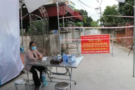 Khoanh vùng, xử lý dịch tại nơi ở của một ca mắc COVID-19 địa chỉ tại khu 1, phường Việt Hòa, thành phố Hải Dương. (Ảnh: Mạnh Tú/TTXVN)