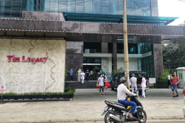 Lực lượng chức năng quận Thanh Xuân tiến hành phong tỏa tòa chung cư The Legacy (106 Ngụy Như Kon Tum, phường Nhân Chính, quận Thanh Xuân). (Ảnh: Thành Đạt/TTXVN)