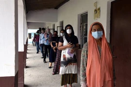 Người dân chờ được tiêm vaccine ngừa COVID-19 tại Patna, Ấn Độ ngày 12/5/2021. (Ảnh: THX/TTXVN)