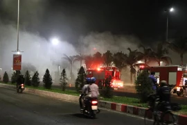 Khói bốc ra nghi ngút kéo thành vệt dài tại Sandr Bay đường Độc Lập, phường 9, thành phố Tuy Hòa, Phú Yên. (Ảnh: Phạm Cường/TTXVN)