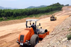Công trường cao tốc Bắc Nam đoạn Cam Lộ-La Sơn. (Ảnh: Huy Hùng/TTXVN)