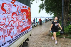 Người dân đeo khẩu trang không đúng cách khi tập thể dục tại khu vực hồ Tây. (Ảnh: Thành Đạt/TTXVN)