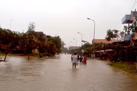 Quảng Ngãi: Lũ cuốn trôi nhà, hai vợ chồng mất tích