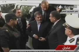 Tổng thống Mohamed Morsi (giữa) tới tòa án tại Cairo ngày 4/11. (Nguồn: AFP/TTXVN)