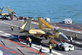 Máy bay J-15 hạ cánh trên tàu sân bay Liêu Ninh. (Nguồn: THX/TTXVN)