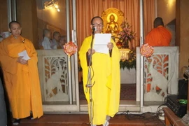 Thượng tọa Thích Hạnh Chánh đọc thư chúc Tết của Đức Pháp Chủ Giáo hội Phật giáo Việt Nam. (Ảnh: Huy Bình-Đăng Chính/Vietnam+)