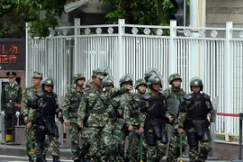 Cảnh sát bán quân sự Trung Quốc tuần tra tại Urumqi ngày 23/5. (Nguồn: AFP/TTXVN)