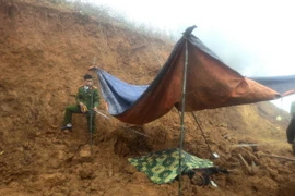 Hiện trường vụ sạt lở đất. (Ảnh: Minh Chuyên - TTXVN phát)