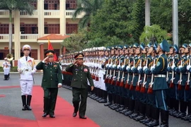 Đại tướng, Bộ trưởng Bộ Quốc phòng Ngô Xuân Lịch và Thượng tướng, Bộ trưởng Bộ Quốc phòng Lào Chansamone Channhalat duyệt đội danh dự. (Ảnh: Trần Lê Lâm/TTXVN)