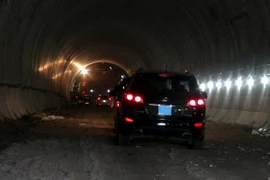 Các phương tiện giao thông đi qua hầm Đèo Cả. (Ảnh: Xuân Triệu/TTXVN)
