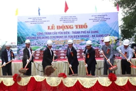 Các đại biểu động thổ khởi công xây dựng cầu Yên Biên. (Ảnh: Minh Tâm/TTXVN)