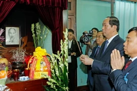 Chủ tịch nước Trần Đại Quang dâng hương tưởng niệm Chủ tịch Hồ Chí Minh tại Nhà 67, Khu Di tích Chủ tịch Hồ Chí Minh tại Phủ Chủ tịch. (Ảnh: Nhan Sáng/TTXVN)