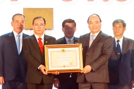 Thủ tướng Nguyễn Xuân Phúc trao tặng Huân chương Độc lập hạng Nhất cho Đảng bộ, chính quyền và nhân dân tỉnh Bình Dương. (Ảnh: Thống Nhất/TTXVN)