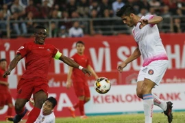 Pha tranh bóng giữa cầu thủ hai đội. (Ảnh: Anh Tuấn/TTXVN)